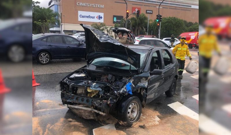 Colisão entre dois veículos causa vazamento de óleo na pista em frente ao Villa Romana, em Florianópolis