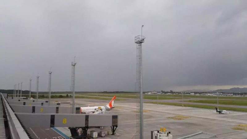 Aeroporto tem voos cancelados e rotas alteradas por conta da chuva em Florianópolis