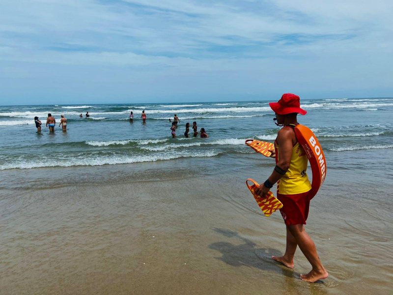 Imagem mostra guarda-vidas trabalhando pela prevenção de afogamentos