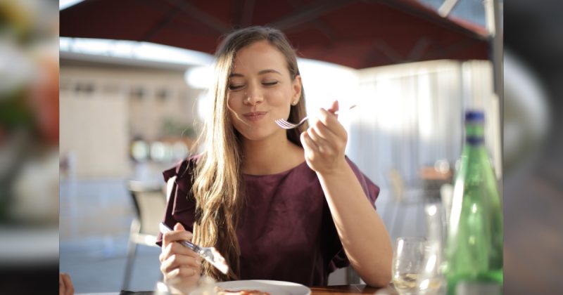 Mulher comendo comida 