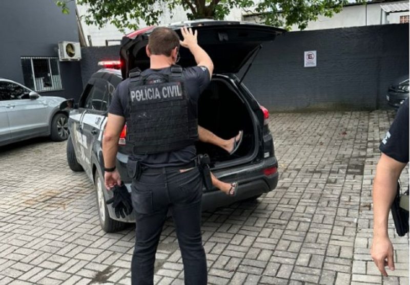 na foto aparece amante sendo preso pela Polícia Civil após ser pego