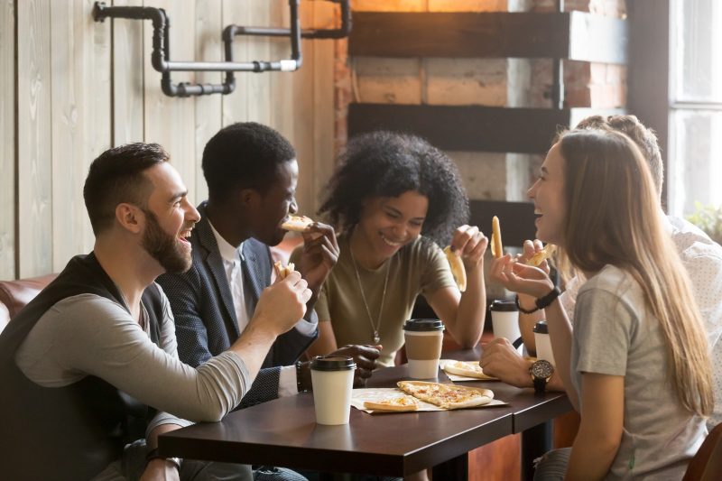 Uma pessoa que constantemente interrompe uma conversa pode querer ser incluída