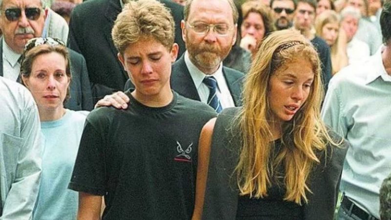 Suzane Richthofen com o irmão, Andreas, durante velório dos pais