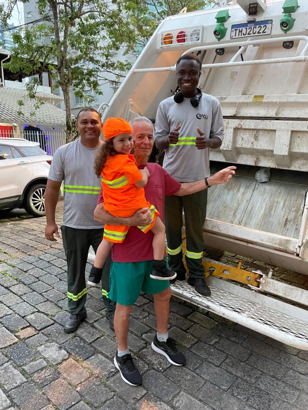 Menina fã de coletores de lixo 