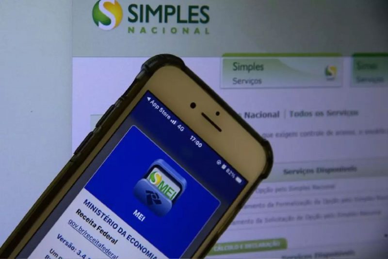 Número de abertura de empresas é superior a 175 mil; aplicativo do simples nacional com um celular na frente