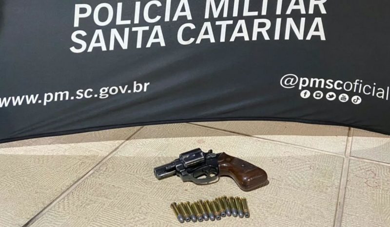 Homem falou onde a arma do crime estava quando foi preso – Foto: PMSC/Divulga&ccedil;&atilde;o/ND