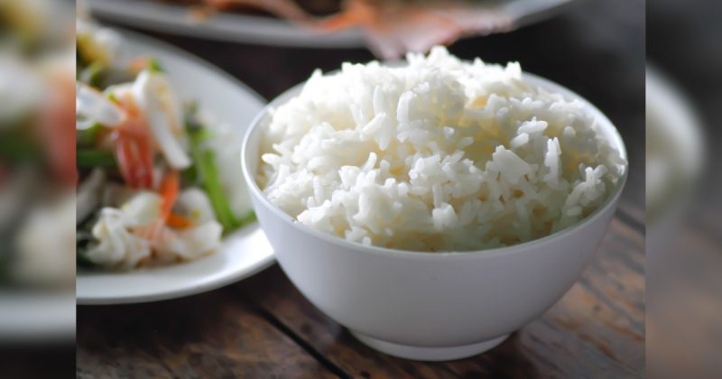 Arroz cozido em uma tigela