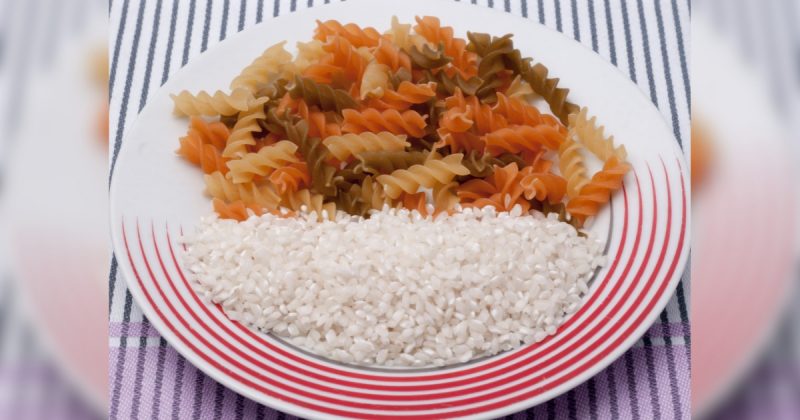 Arroz e macarrão em um mesmo prato