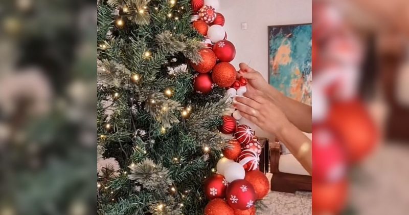 Árvore de Natal decorada com a cascata de bolas natalinas