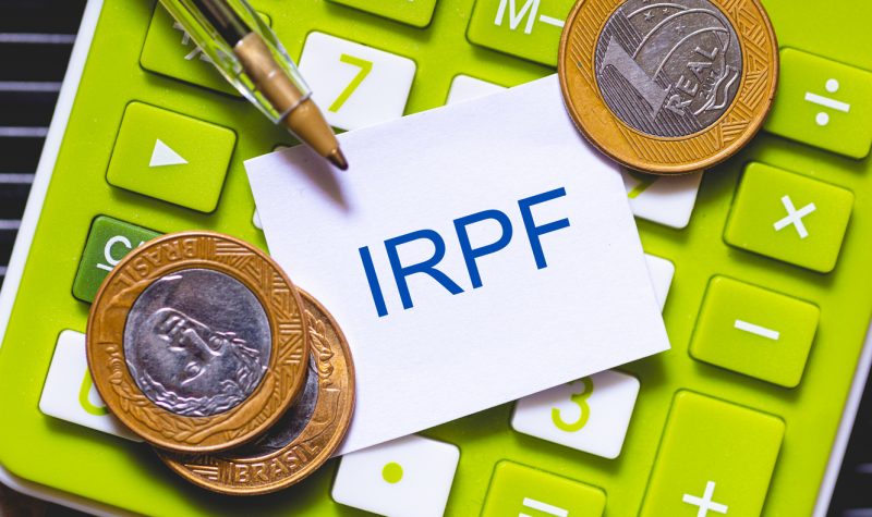 As iniciais IRPF, Caneta e Calculadora em composição, imposto de renda