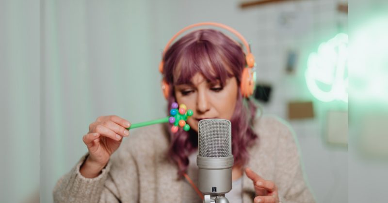 Mulher fazendo asmr em microfone