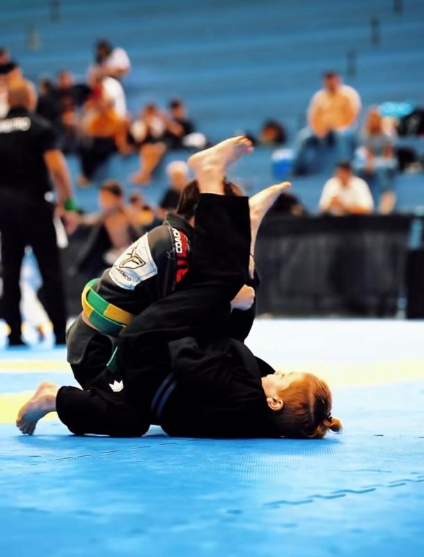 Heithor com kimono de Jiu-Jitsu lutando com adversário