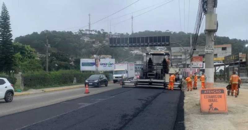 Máquina trabalhando e trânsito em meia pista durante obras na avenida Santa Catarina, em Camboriú