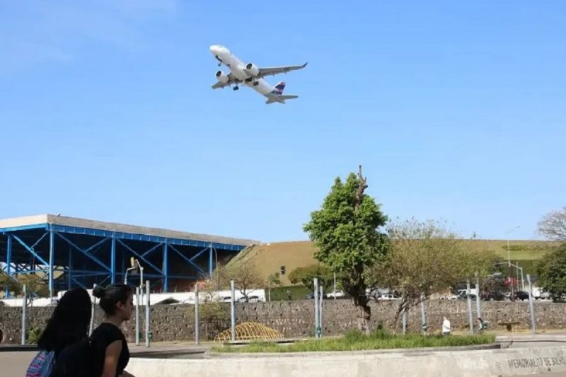 na foto aparece avião no ar que aparece após ter se livrado de erro de controlador para evitar acidente 