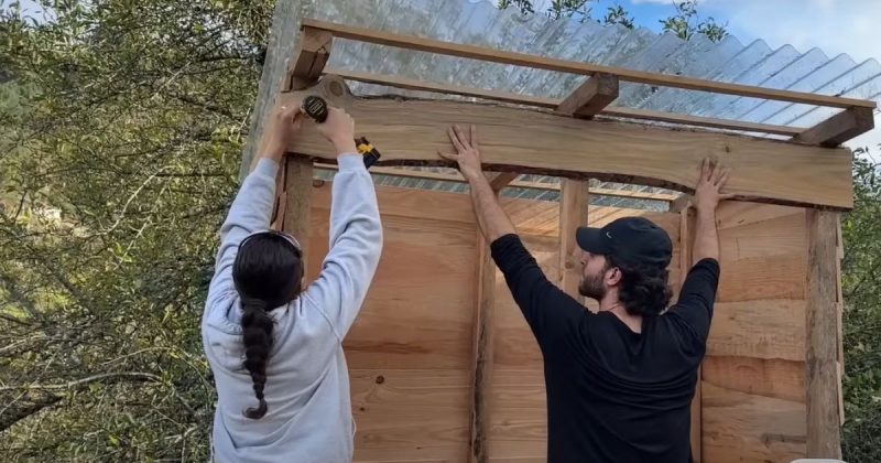 Casal construindo banheiro sustentável