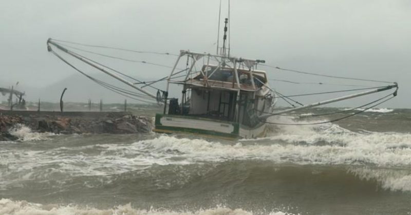 Ventania arrastando barco