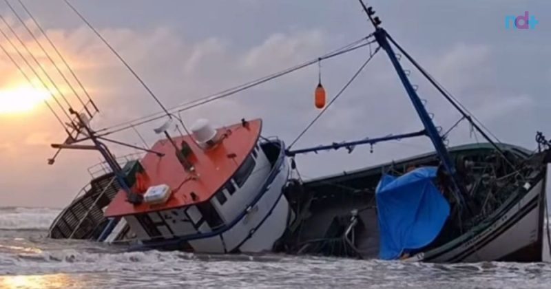 Imagem mostra barco que começou a afundar após ficar encalhado na praia de Navegantes