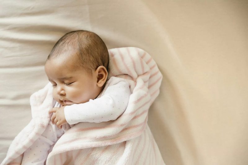 Bebê criando o hábito de dormir sempre dormir coberto