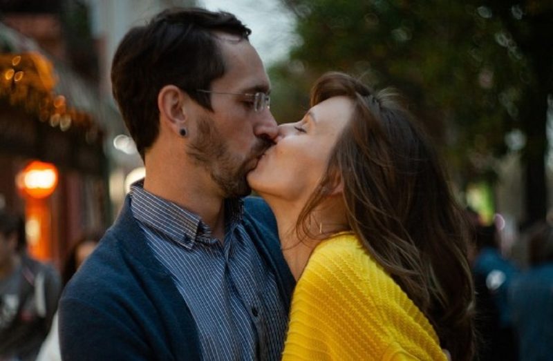 na foto aparece um casal apaixonado que indica porque beijamos na boca em um relacionamento 