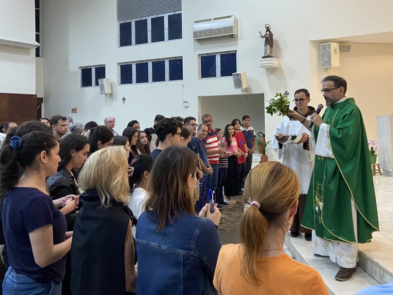 Frei faz a bênção das canetas dos candidatos na Missa do Enem