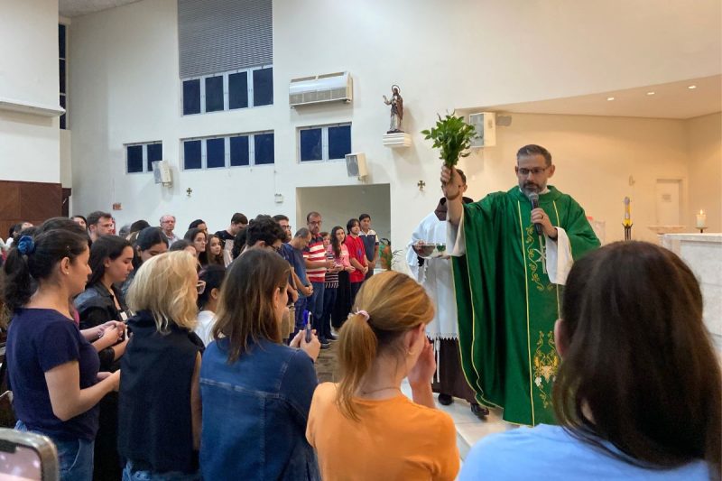 Frei Maurício realiza a bênção das canetas durante a Missa do Enem