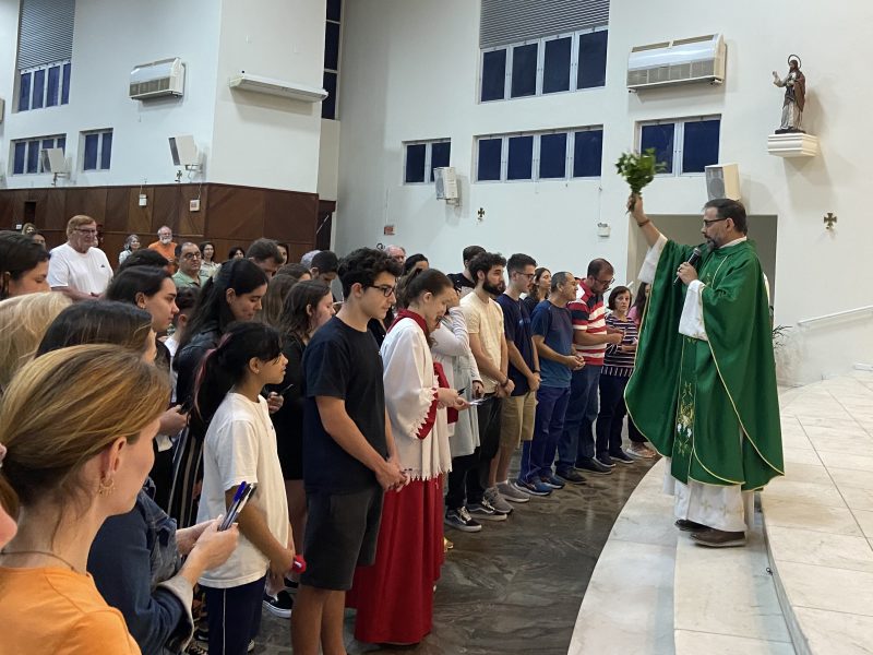 Fiéis participam da bênção das canetas em igreja de Florianópolis