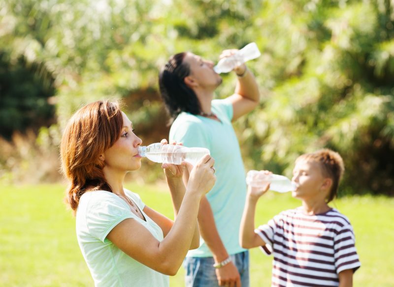 Família tomando zinco 