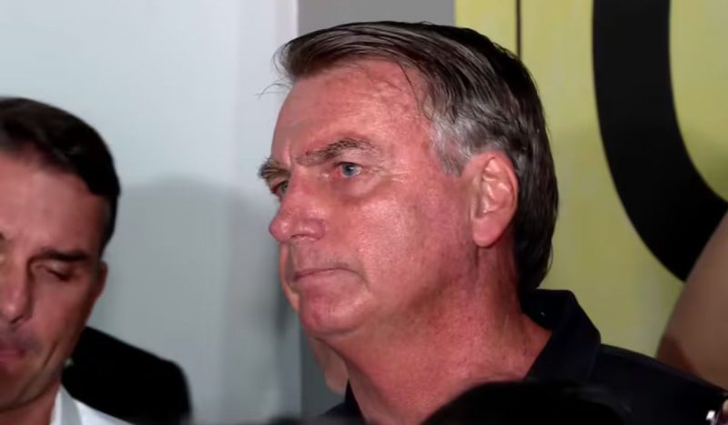 Jair Bolsonaro com cara de apreensivo