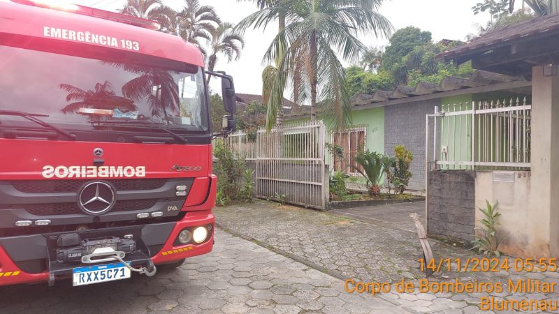 Caminhão dos bombeiros em frente a casa de morador em Blumenau