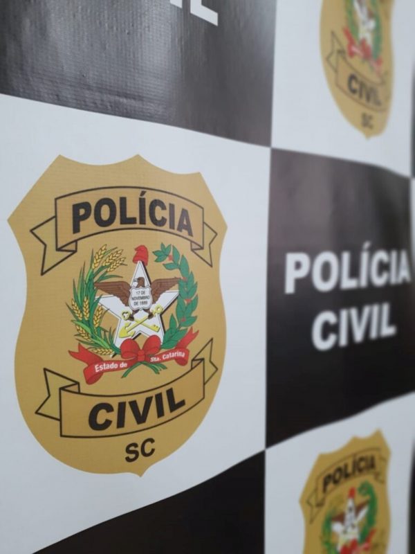 Na foto, logo da Polícia Civil de Santa Catarina, que explica sobre relatos de abordagens a mulheres e crianças em shoppings de Florianópolis. 