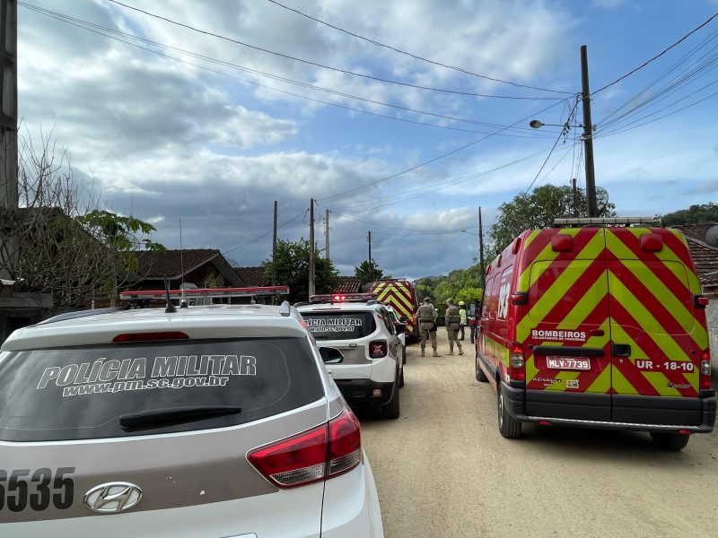 Viaturas e policiais em local onde homem foi ferido com golpes de enxada em Pomerode