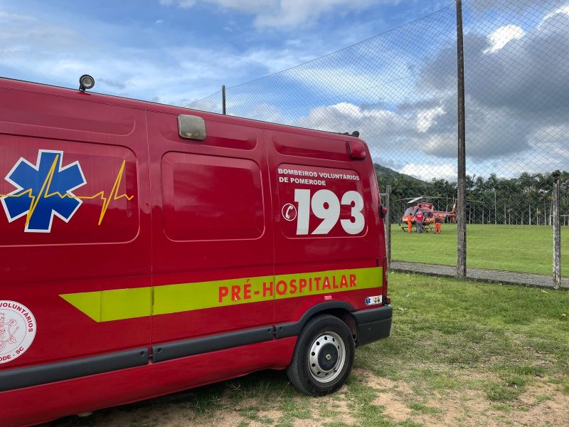 Viatura dos bombeiros com aeronave ao fundo durante atendimento à homem ferido em Pomerode