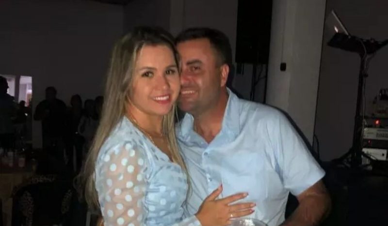 foto mostra esposa sorrindo e abraçada com marido, empresário assassinado, que também sorri