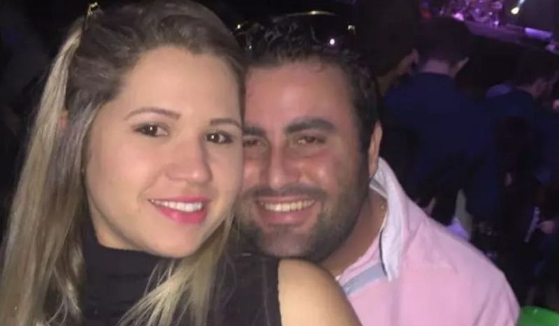 empresário morto com 36 facadas em Florianópolis, foto mostra esposa e empresário abraçados, olhando para a foto, ela é a principal suspeita