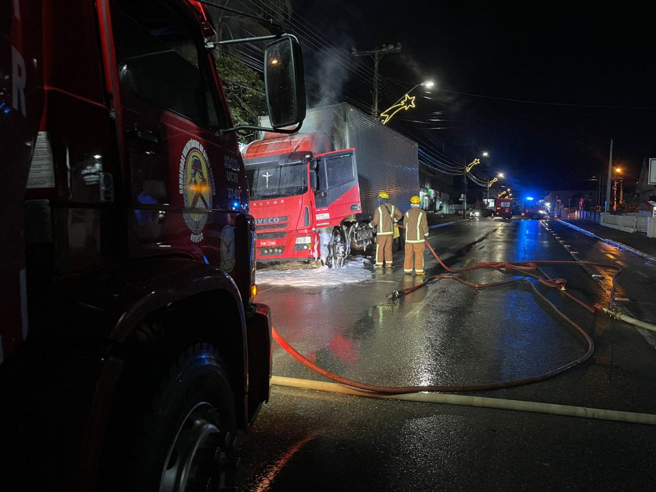 Motorista acordou com calor das chamas - Bombeiros Voluntários/Reprodução/ND