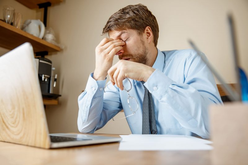 Homem estressado no trabalho