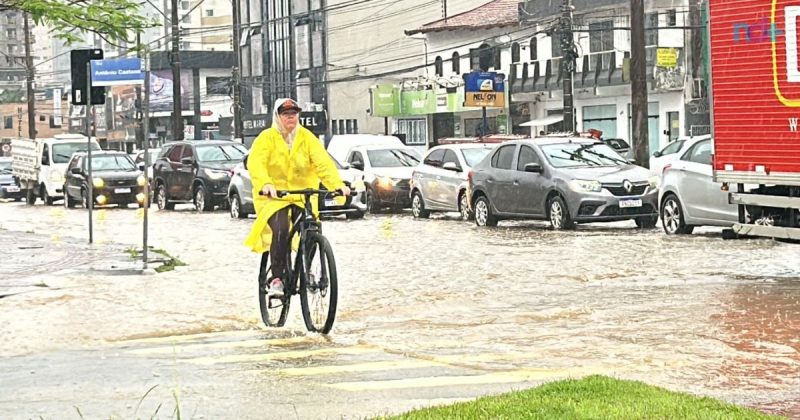 Imagem mostra Rua Uruguai, no Centro de Itajaí, alagada pela chuva na manhã desta quinta-feira (7)