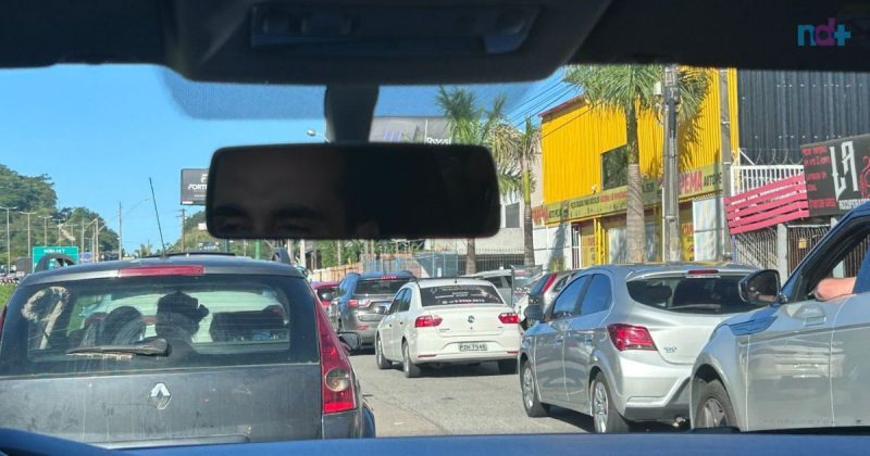 Imagem mostra fila quilométrica em volta de Bombinhas para Itajaí com mais de 3 horas de fila