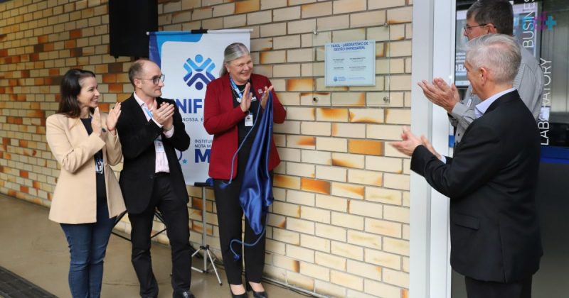 imagem mostra inauguração do centro de gestão empresarial da Unifebe