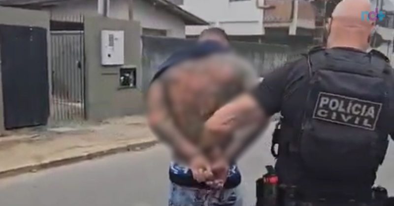 imagem mostra momento da prisão de líder do tráfico de drogas em Itajaí