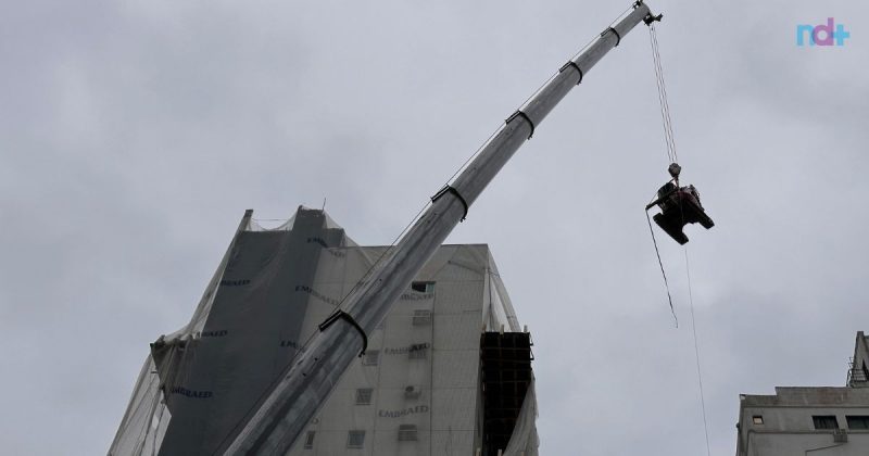 imagem mostra começo da maior demolição mecânica de residencial no Brasil nesta terça-feira (19)