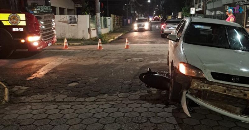 imagem mostra moto presa a carro após ser arrastada por 5 metros em Itapema