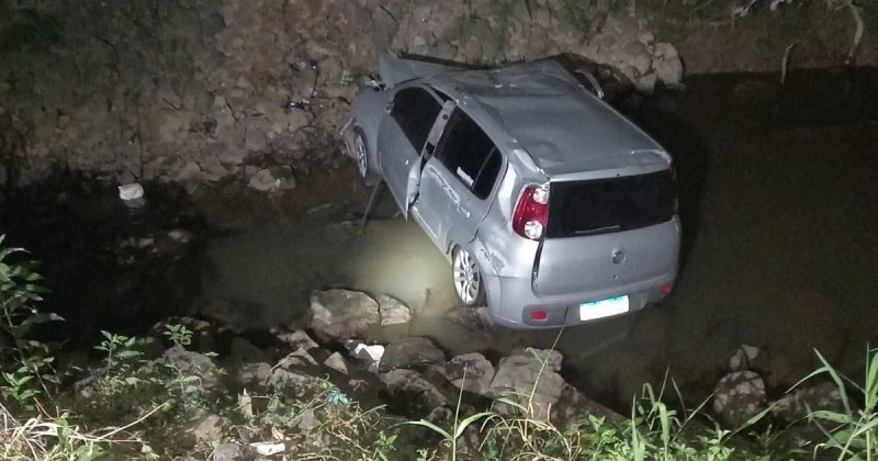 Carro caído em rio na BR-101, mas não está virado para baixo