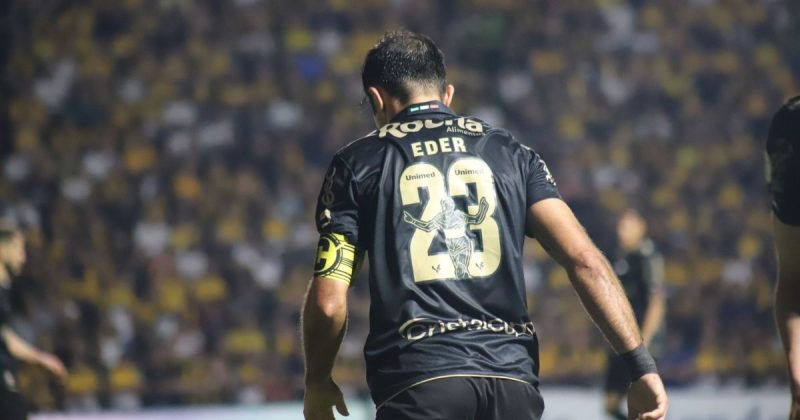 Com faixa de capitão e o uniforme preto, Eder aposentou durante a temporada