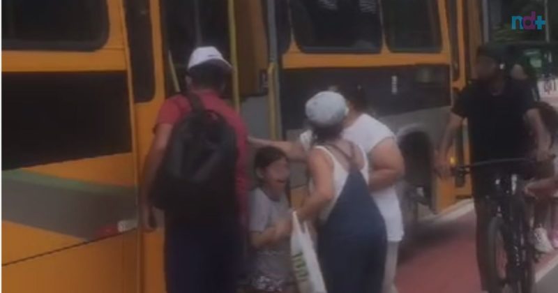 imagem mostra ônibus invadido por homem alterado em Balneário Camboriú