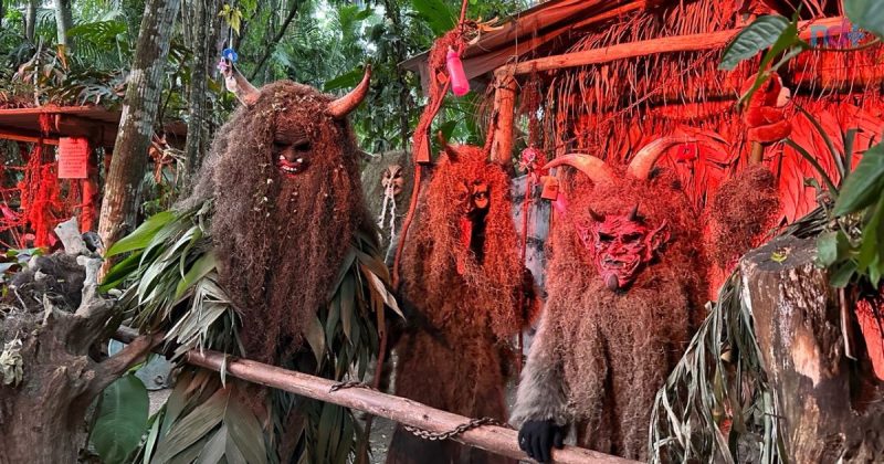 imagem mostra pelznickel, o chamado papai noel do mato que tem a roupa feita de barba-de-velho