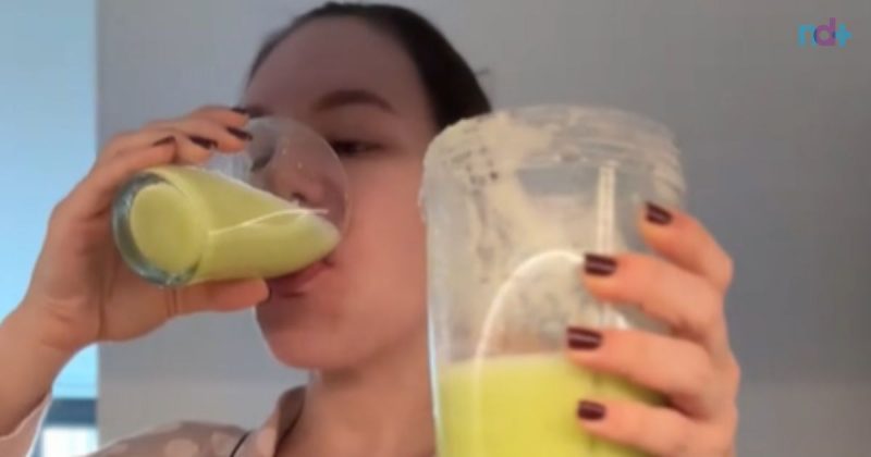 imagem mostra mulher tomando suco de salsão que libera cocô preso