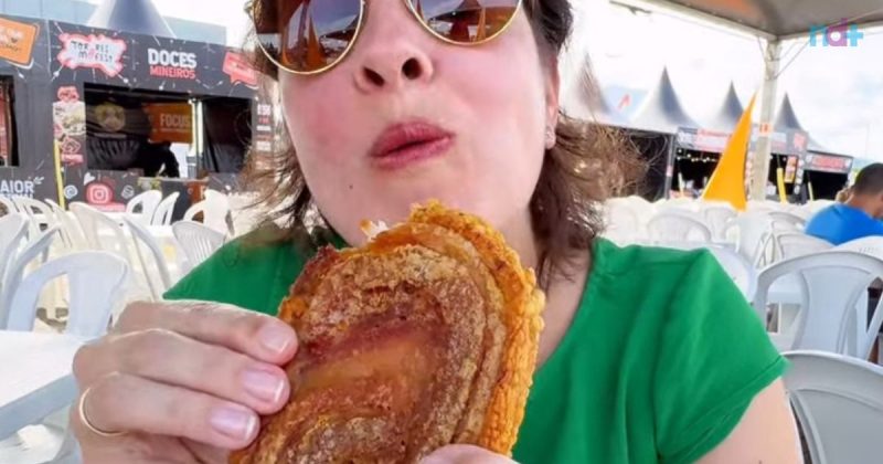 imagem mostra mulher comendo torresmo na torresmofest; evento chega a Itajaí em novembro