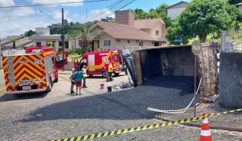 Caminhão carregado de brita capota com pai e filho de 10 anos em Videira, no Meio-Oeste de Santa Catarina 