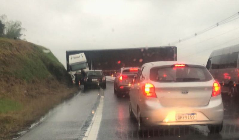 Carreta em 'L', na BR-101, bloqueia pista na Grande Florianópolis